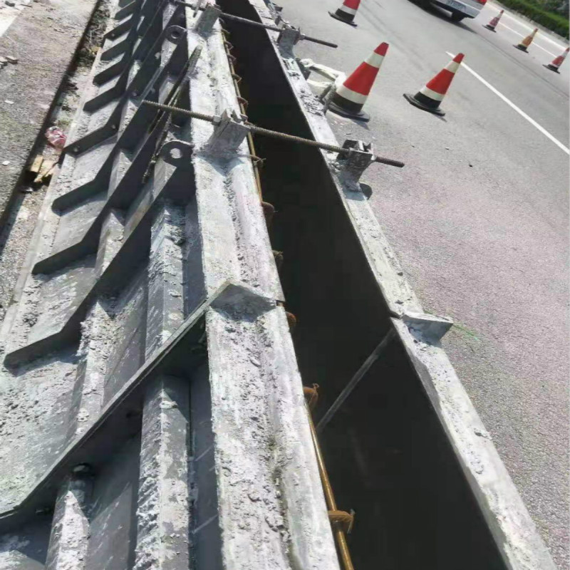 1627000520215990.jpg 防撞護(hù)欄模板